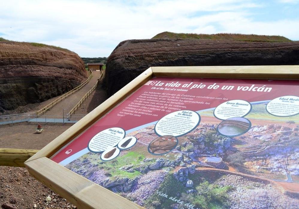 Imagen de un panel explicativo con la zona volcánica de Calatrava al fondo