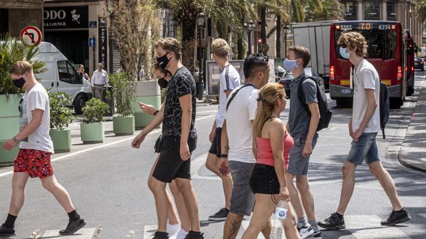 Una encuesta revela que el 25 % de los ciudadanos se besa y abraza con normalidad pese al Covid-19
