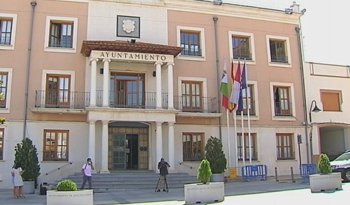 Imagen de los periodistas a las puertas del Ayuntamiento de Socuéllamos (Ciudad Real)