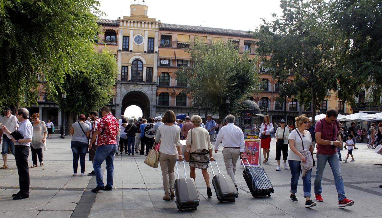 Imagen de archivo de turistas en la plaza de Zocodover de Toledo antes de la pandemia del coronavirus