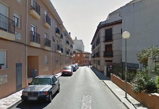 Calle Casarrubios de Cedillo del Conde. En el edificio de la izquierda hay numerosos okupas; no tantos en el inmueble de la derecha