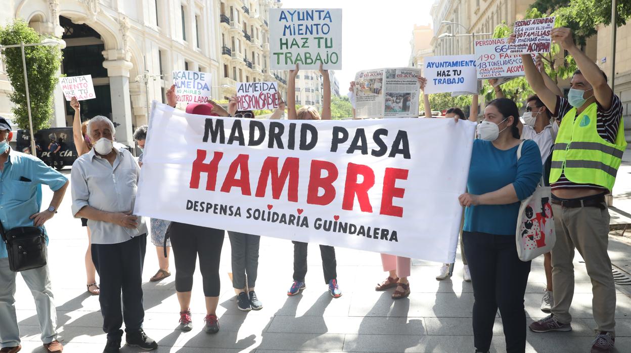 Manifestación de las «colas del hambre», el pasado jueves en Cibeles