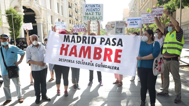 Madrid reclama a las «colas del hambre» los datos de las familias: «Podríamos pensar que tienen otros fines»