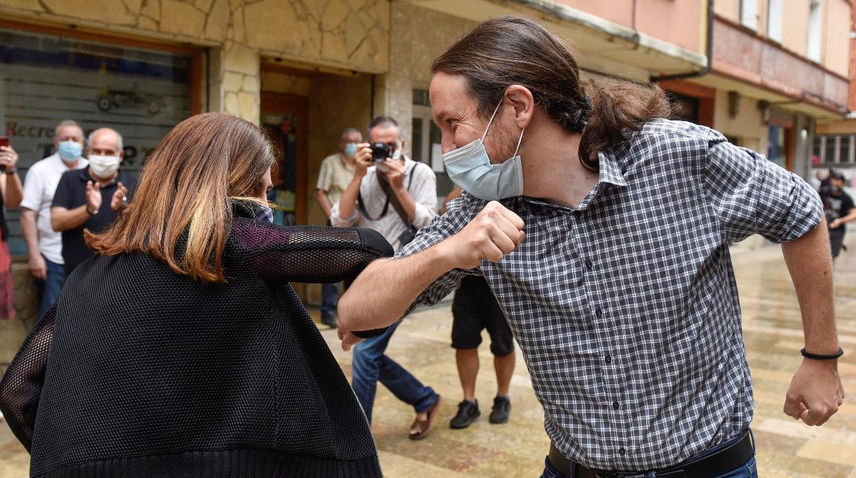 El secretario general de Podemos y vicepresidente segundo del Gobierno, Pablo Iglesias (d), se ha reunido este viernes en Durango (Bizkaia) con la candidata a lehendakari de Elkarrekin Podemos-IU, Miren Gorrotxategi/ Podemos desaparece del mapa gallego