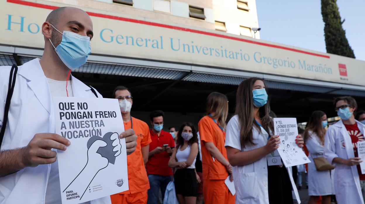 Los médicos residentes (MIR) del Hospital Gregorio Marañón se manifiestan hoy durante el inicio de la huelga