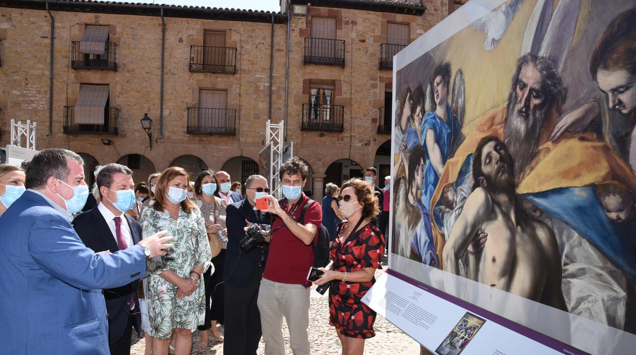 El presidente regional y la consejera de Educación y Cultura durante la apertura de la exposición en Sigüenza (Guadalajara)