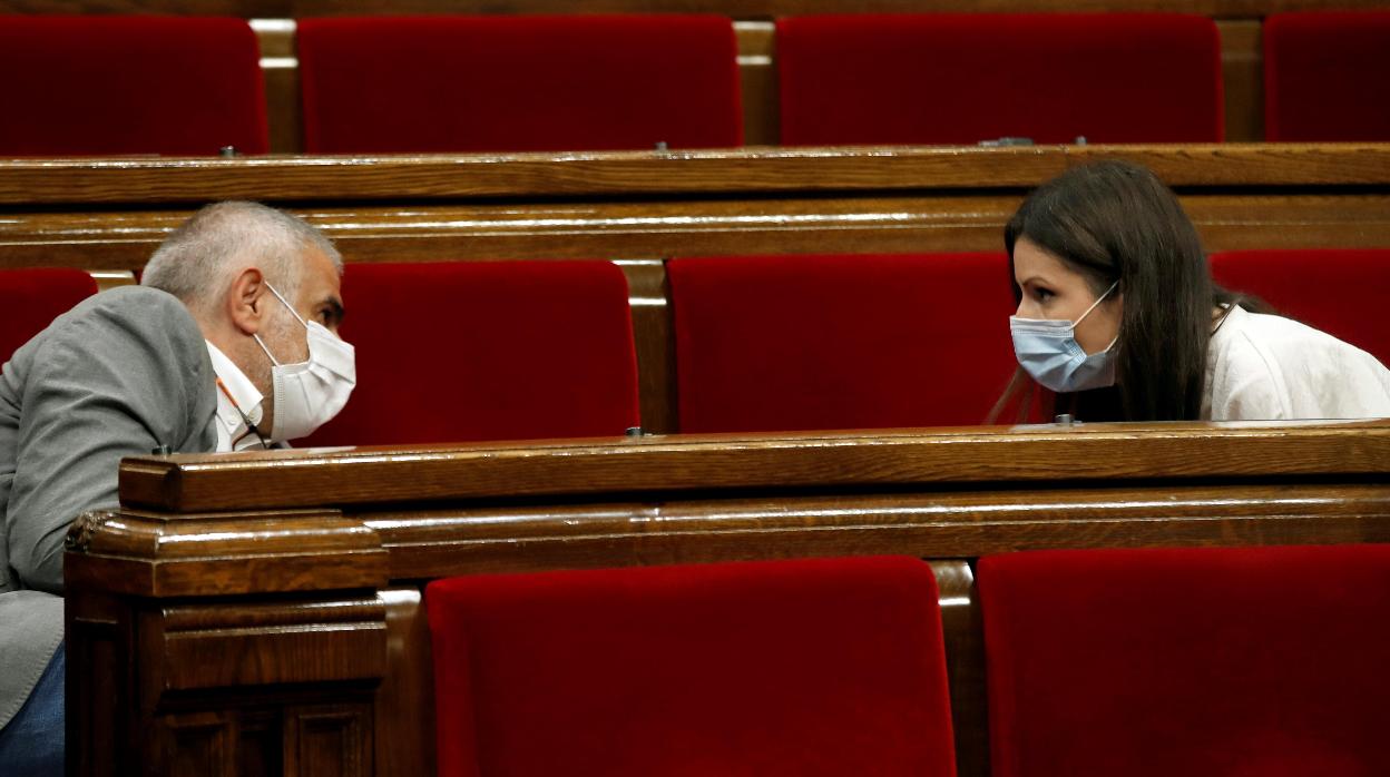 Carlos Carrizosa y Lorena Roldán, en el pleno del Parlament