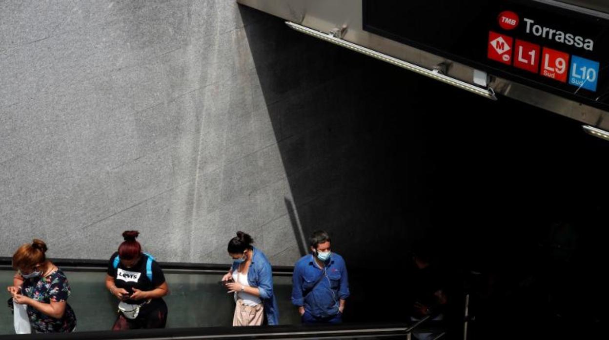 Usuarios del Metro, saliendo de la estación de la Torrassa este martes