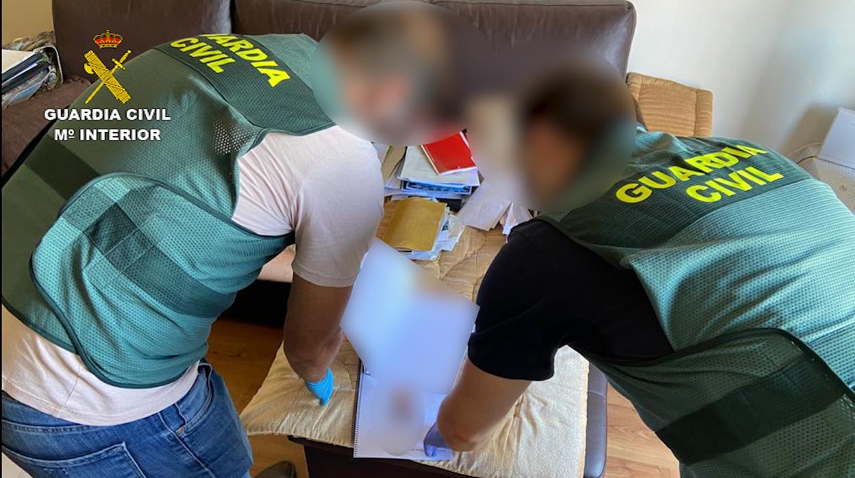 Agentes de la Guardia Civil durante el registro domiciliario