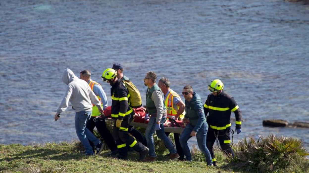 Rescate del cadáver de uno de los tripulantes del Rúa Mar