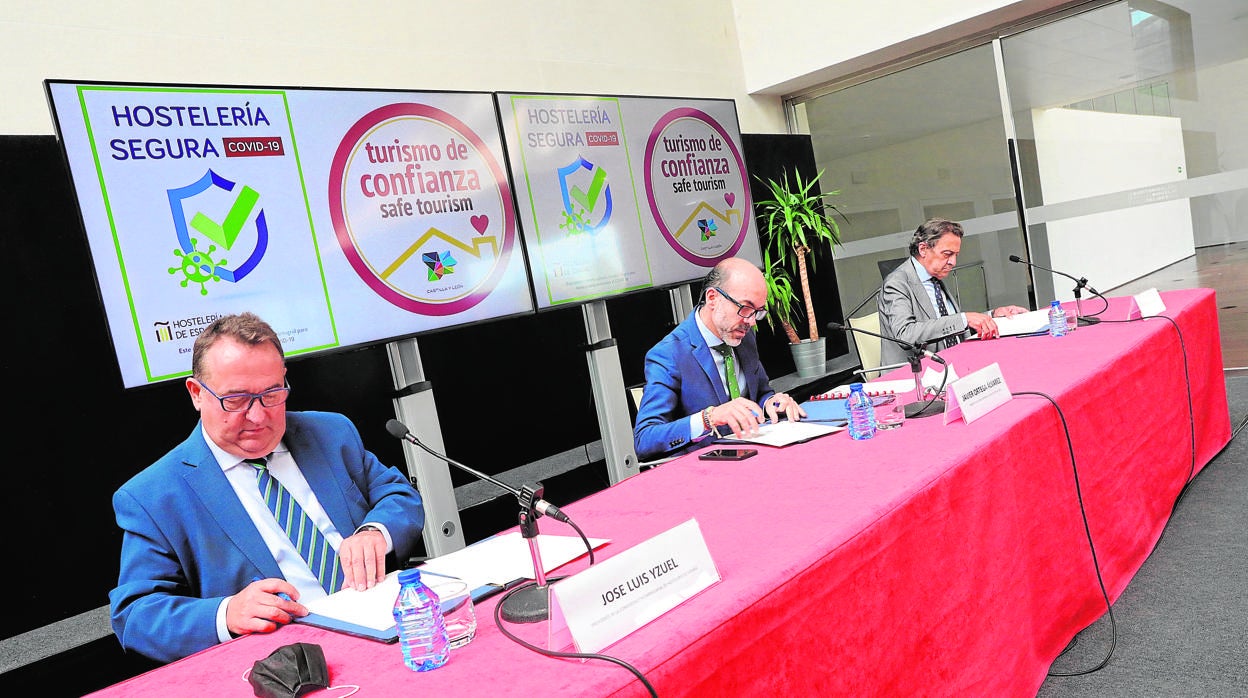 José Luis Yzuel, Javier Ortega y Ángel Blasco ayer durante la firma de un convenio sobre el turismo seguro