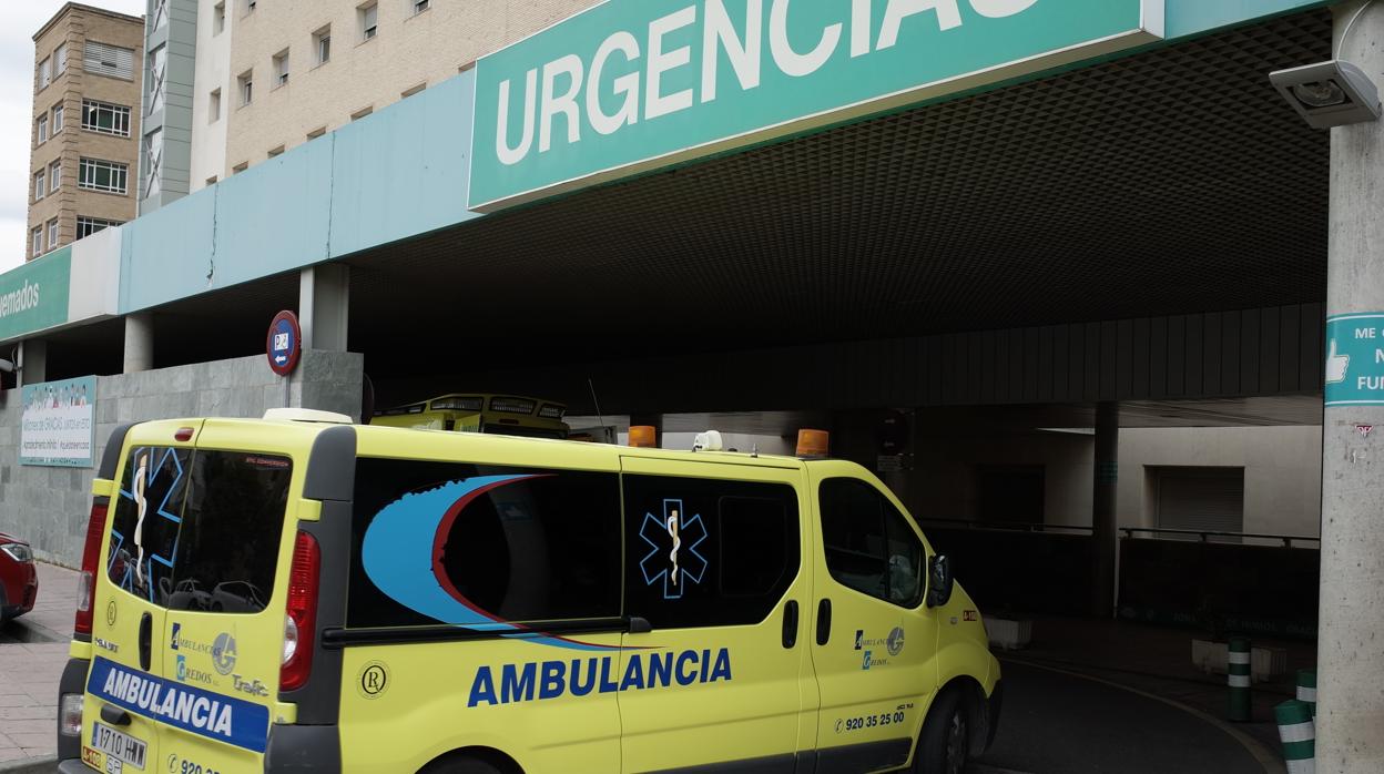 Ambulancia entrando en la zona de urgencias de un hospital de Zaragoza capital