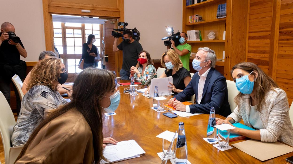 El alcalde de Zaragoza, Jorge Azcón, durante la reunión que ha matnenido con responsables del Gobierno aragonés y con la delegada del Gobierno central en Aragón (a su derecha)