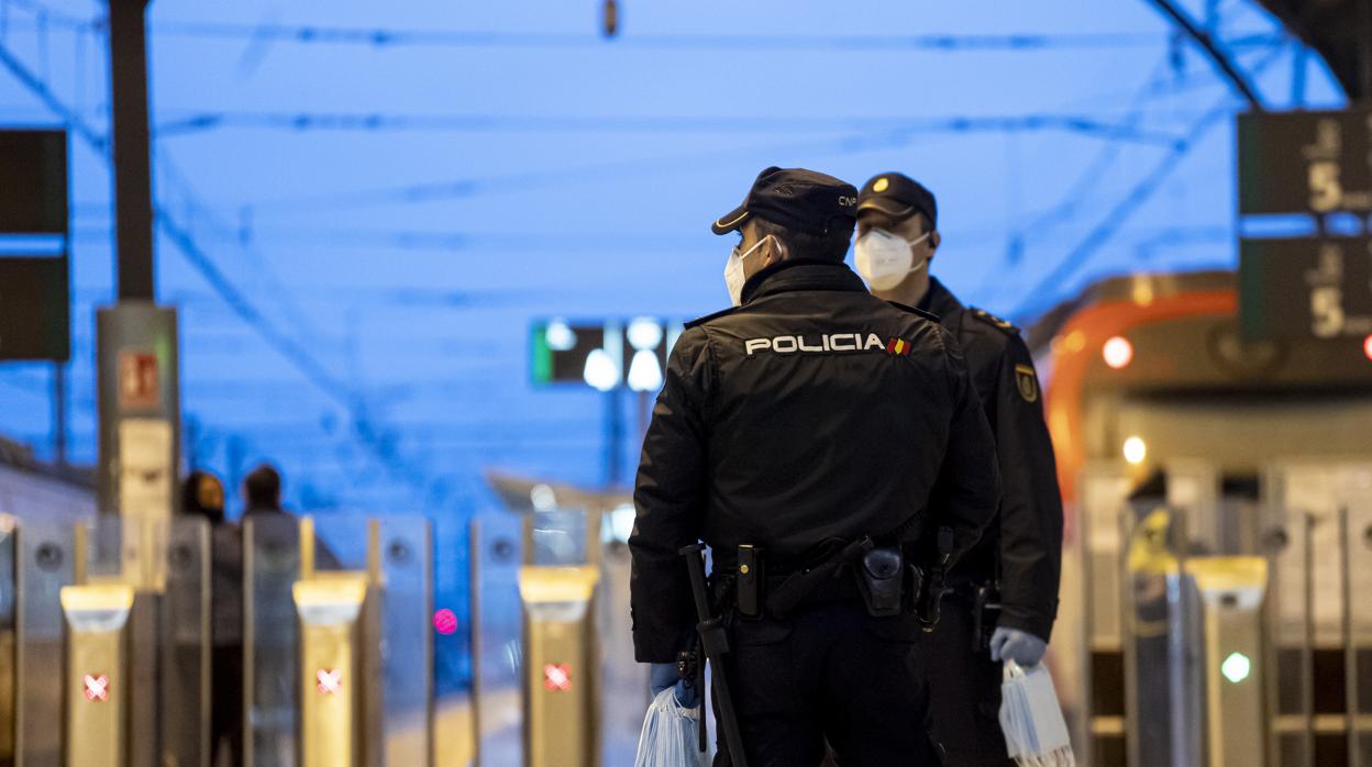 Imagen de archivo de dos agentes de la Policía Nacional en Valencia