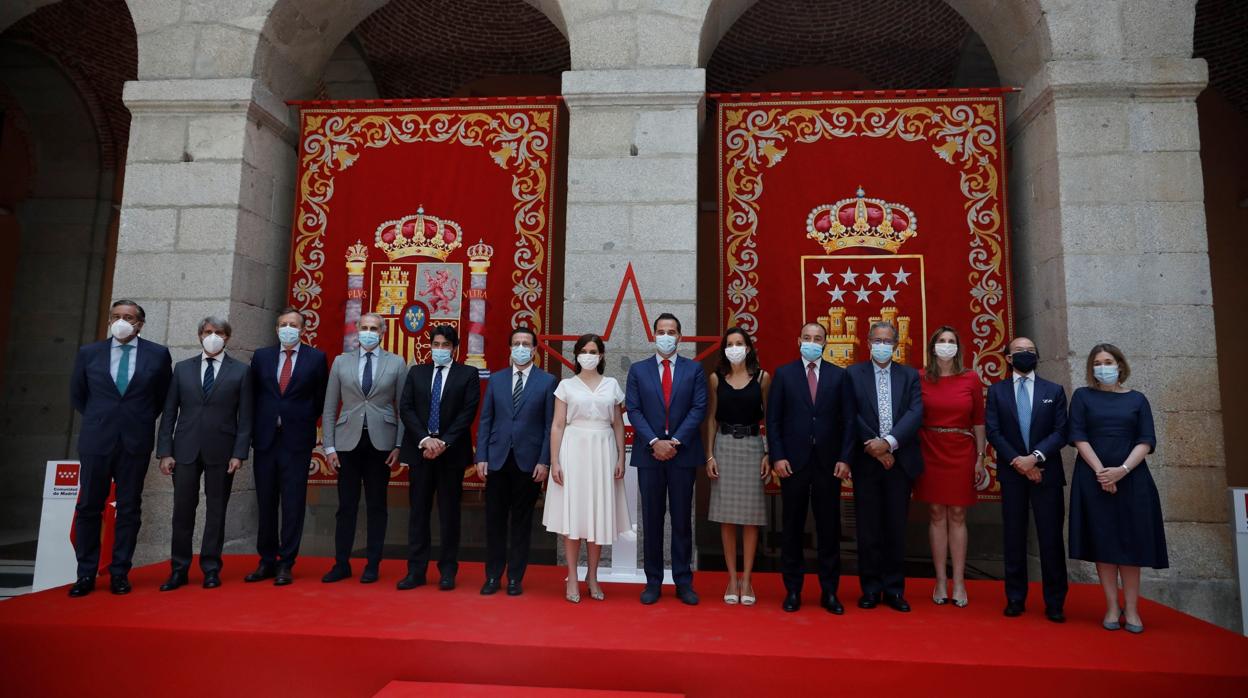 Isabel Díaz Ayuso e Ignacio Aguado (centro) con los consejeros del Gobierno de la Comunidad de Madrid