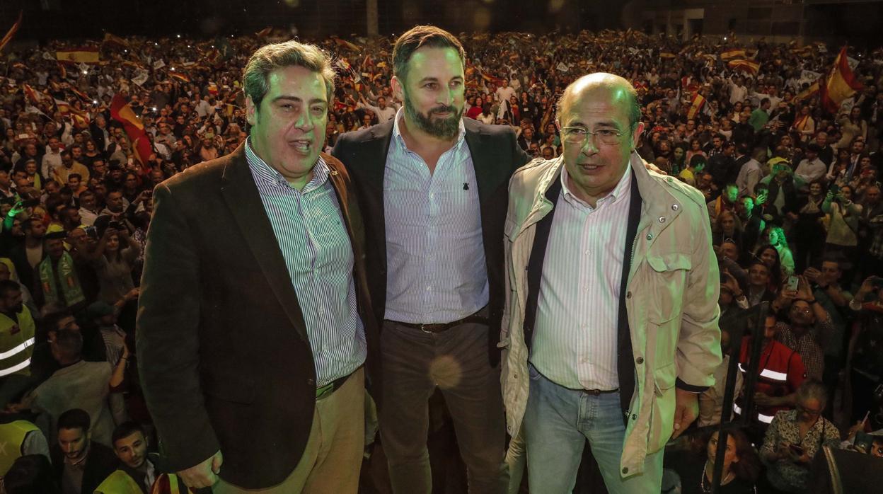 Imagen del presidente de Vox Valencia, Jose María Llanos, del líder nacional, Santiago Abascal, y del diputado en el Congreso Ignacio Gil Lázaro, durante un mitin en la capital del Turia