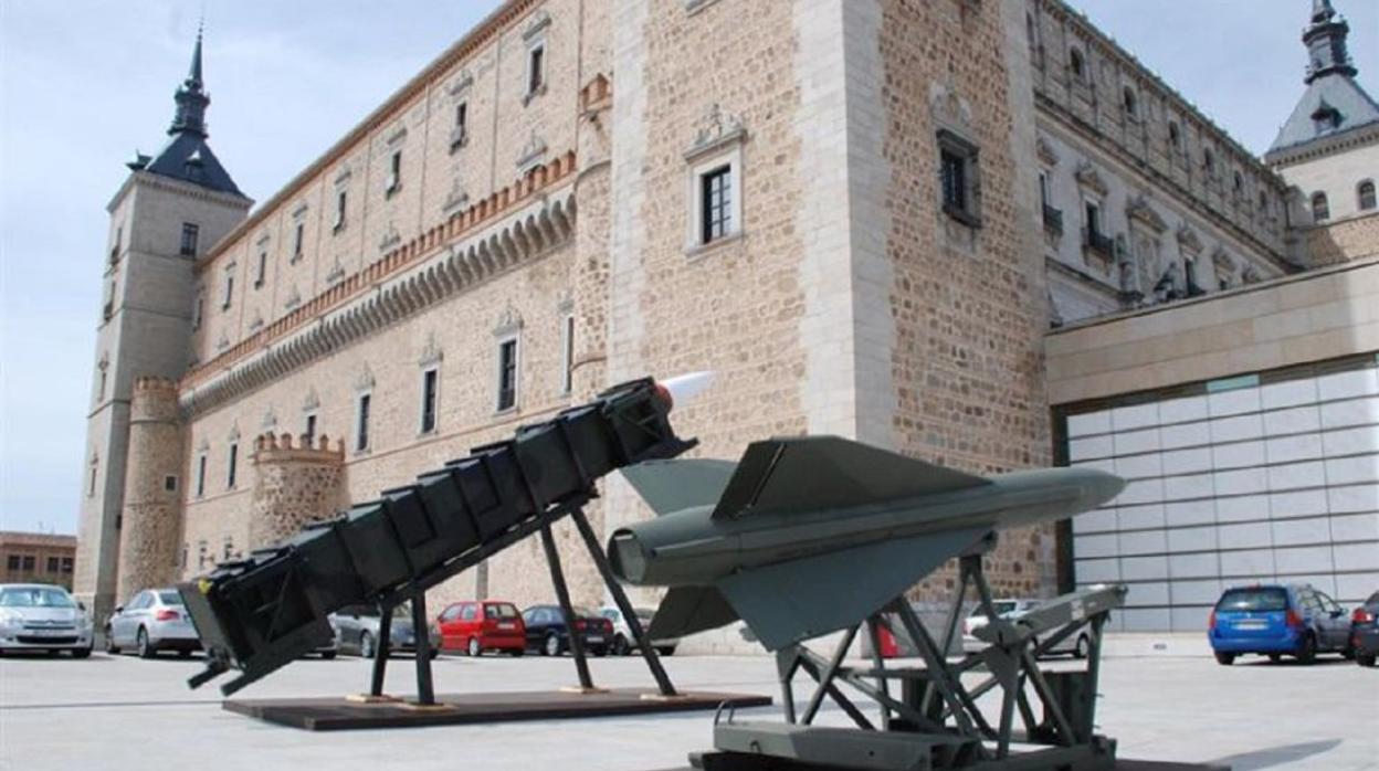 Una de las exposición del Museo del Ejército en la explanada del Alcázar