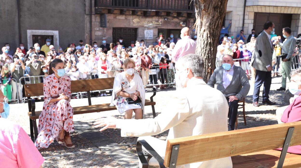 Los Reyes se reúnen en tertulia con los mayores en la plaza del pueblo de Vinuesa