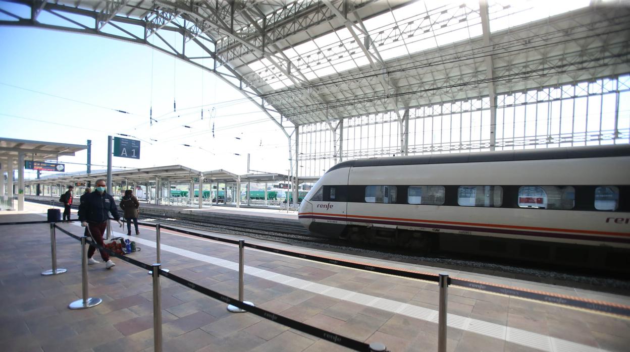 La estación de trenes de Santiago es una de las paradas estos trenes no desinfectados