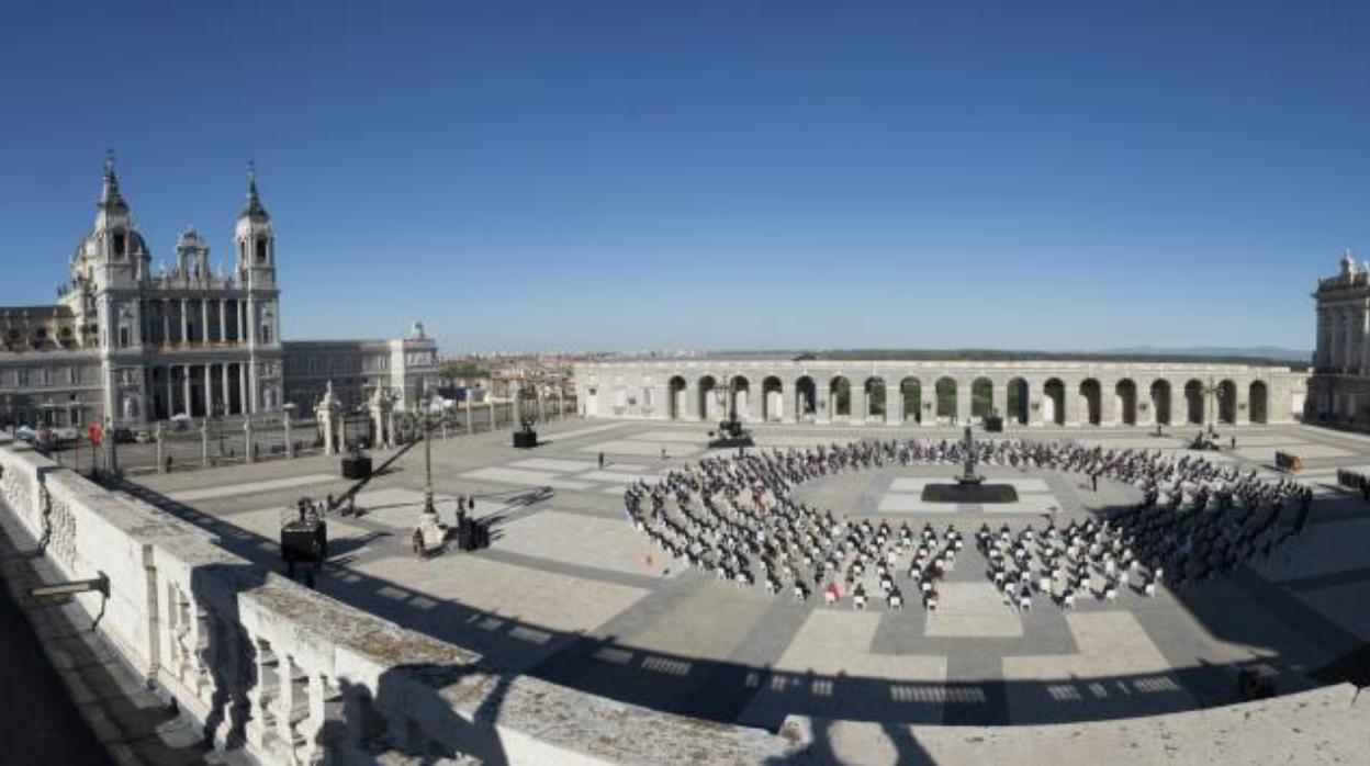 Homenaje a las víctimas del Covid y reconocimiento a la sociedad, presidido ayer por los Reyes y sus hijas en el patio de la Armería del Palacio Real