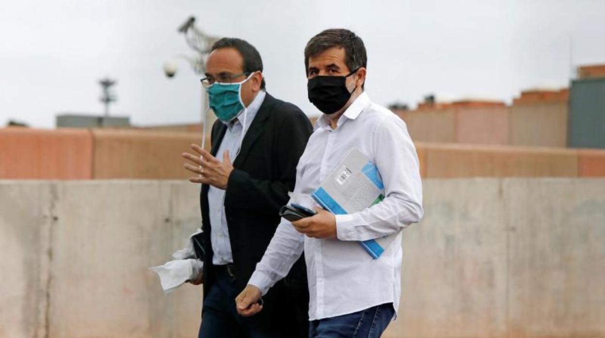 El exconsejero Josep Rull y Jordi Sànchez, a su salida de la cárcel el día 3
