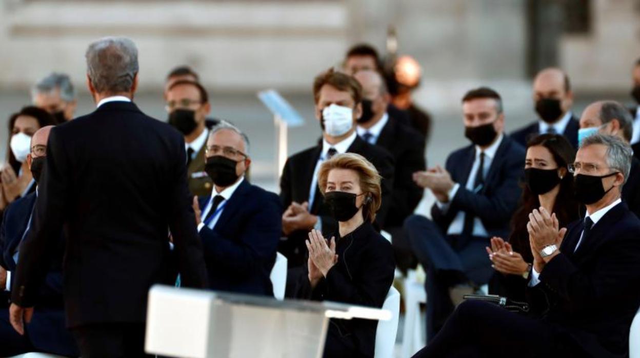 La presidenta de la Comisión Europea, Ursula von der Leyen, y el secretario general de la OTAN, Jens Stoltenberg, en el homenaje de este jueves