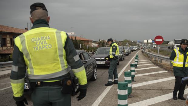 Interior despliega decenas de patrullas disuasorias en las entradas y salidas de Zaragoza por Covid