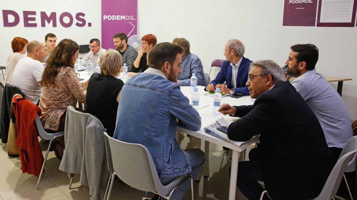 Imagen de una de las reuniones de la comisión de seguimiento del Pacto del Botánico la pasada legislatura