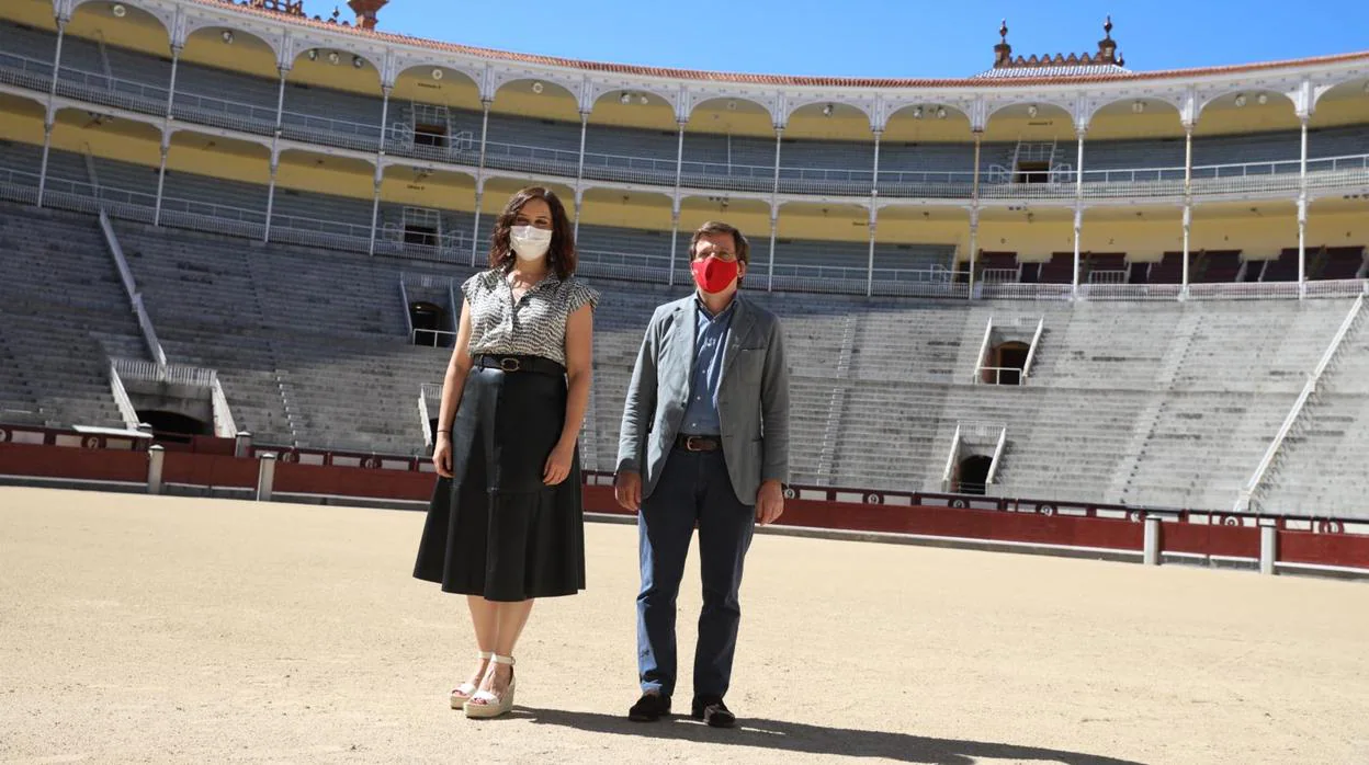 Isabel Díaz Ayuso y José Luis Martínez-Almeida, en la plaza de toros de Las Ventas