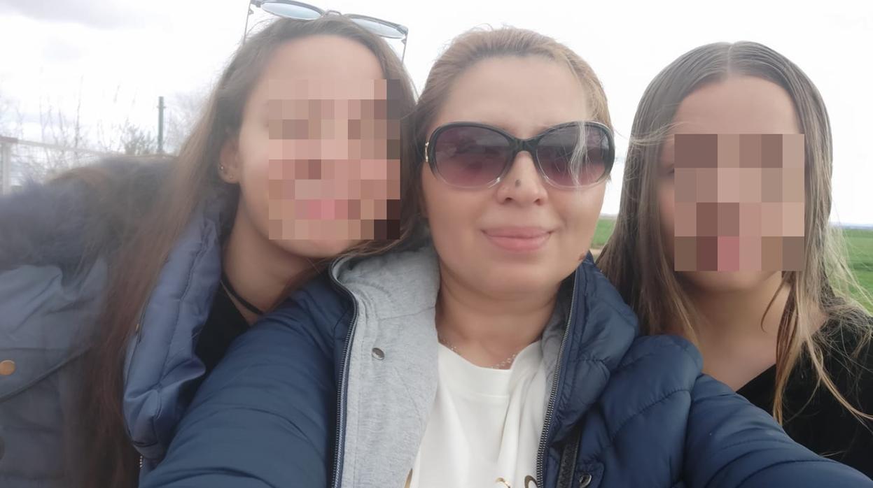 Daniela Sabina con sus hijas, María Cristina y Lorena