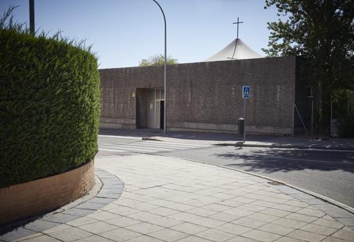 Acceso al templo, en Sanchinarro