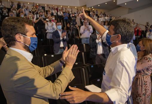 Casado aplaude a Mazón este sábado durante el acto