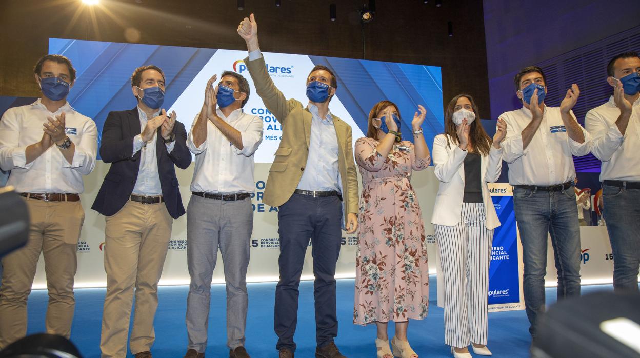 Carlos Mazón, juto a Pablo Casado y otros cargos del PP, en el congreso celebrado en Alicante