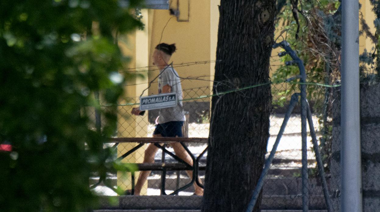 Uno de los menores pasea por las instalaciones del alberge Richard Schirrmann