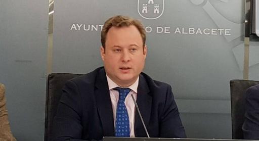 El alcalde de Albacete, Vicente Casañ durante su comparecencia este domingo