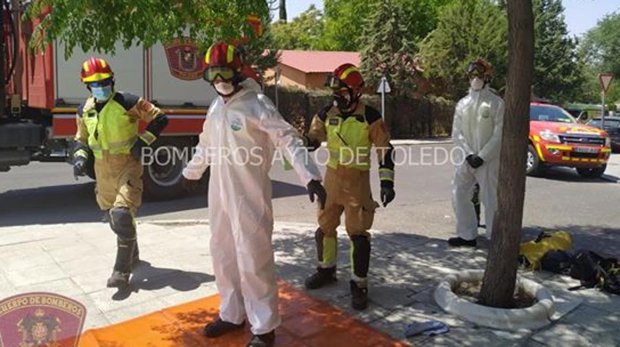 Los bomberos auxilian a un mayor enfermo en su vivienda del Polígono de Toledo