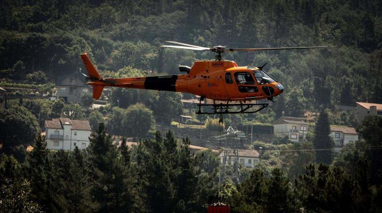 Un helicóptero trabajando en las tareas de extinción del fuego de Orense