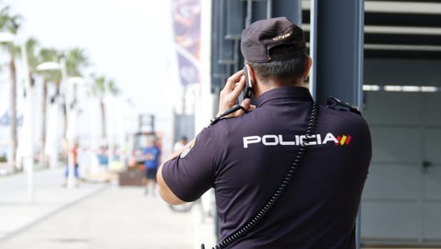 Detenido tras amenazar de muerte a un hombre con una barra de metal para quitarle una cerveza