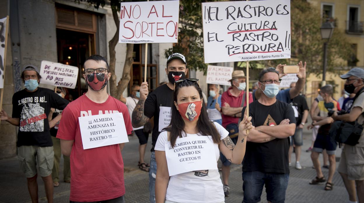 Los comerciantes de El Rastro, este domingo, en la plaza de Cascorro