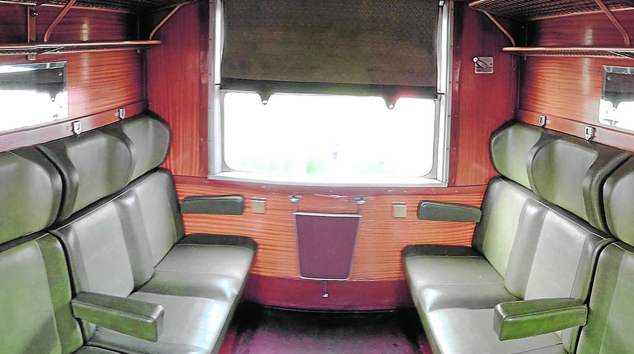 Interior de uno de los vagones del tren de Felipe II