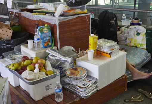 Cajas con fruta y alimentos, en un pasillo de Barajas