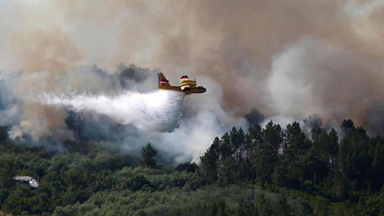 Un hidroavión tratando de controlar el incendio forestal de Orense este fin de semana