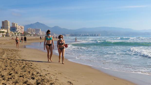 Las playas valencianas en las que está prohibido fumar este verano