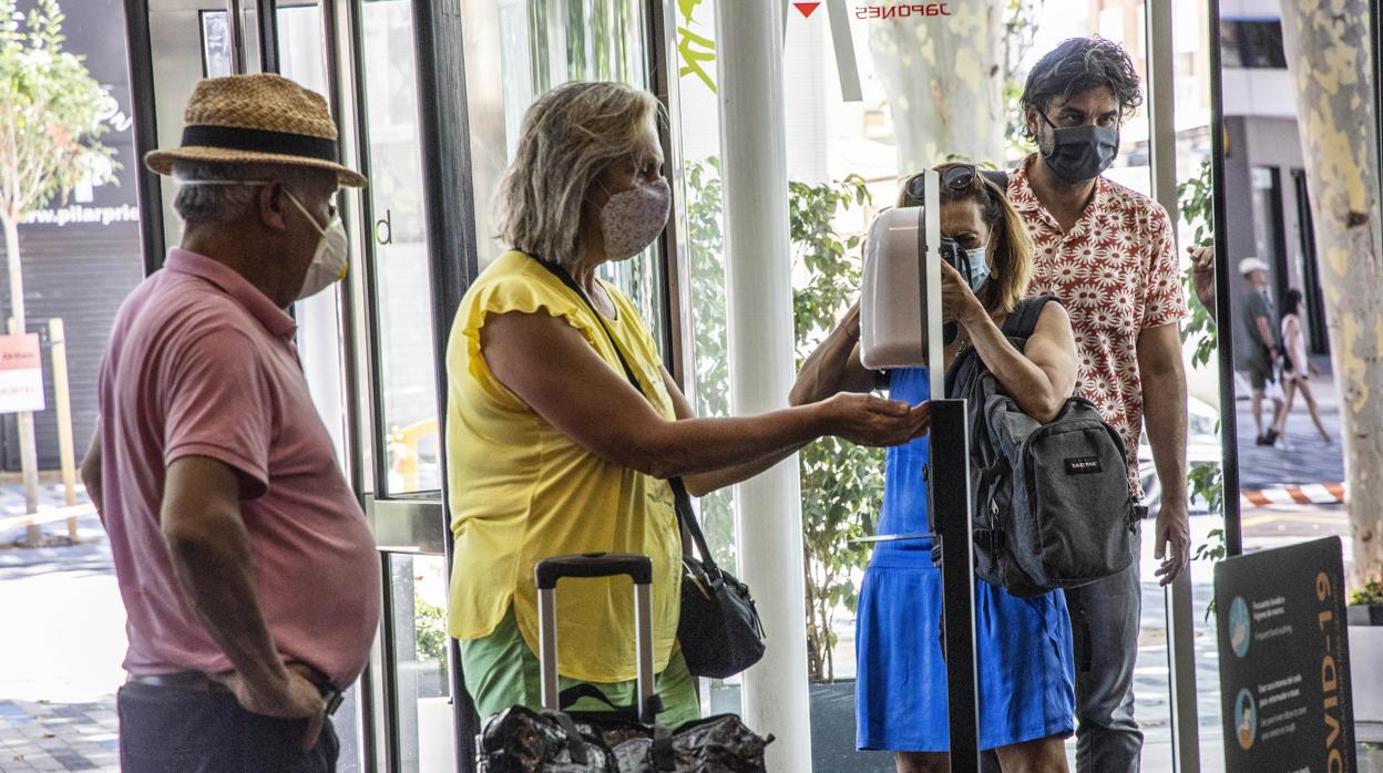 Imagen de turistas con mascarilla en un hotel de Benidorm