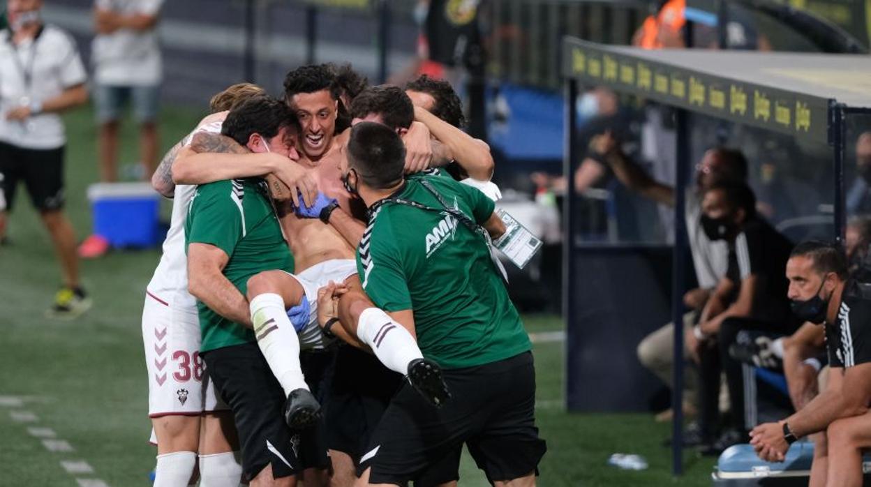 Maikel Mesa es agasajado por sus compañeros tras marcar un gol histórico