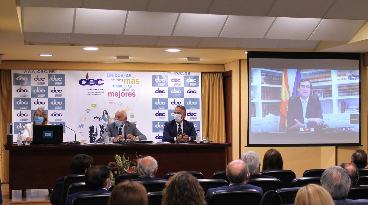 Antonio Fontenla en el centro durante la asamblea que lo reeligió como secretario general de la CEC