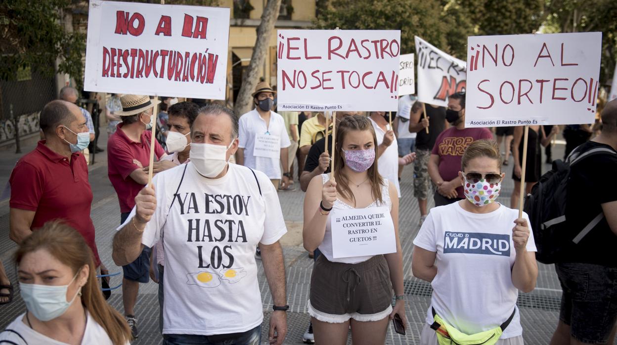 Los comerciantes de El Rastro, en la manifestación del pasado domingo