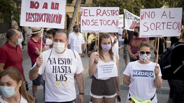 El Ayuntamiento reitera su oferta a los comerciantes de El Rastro para que reabran este domingo