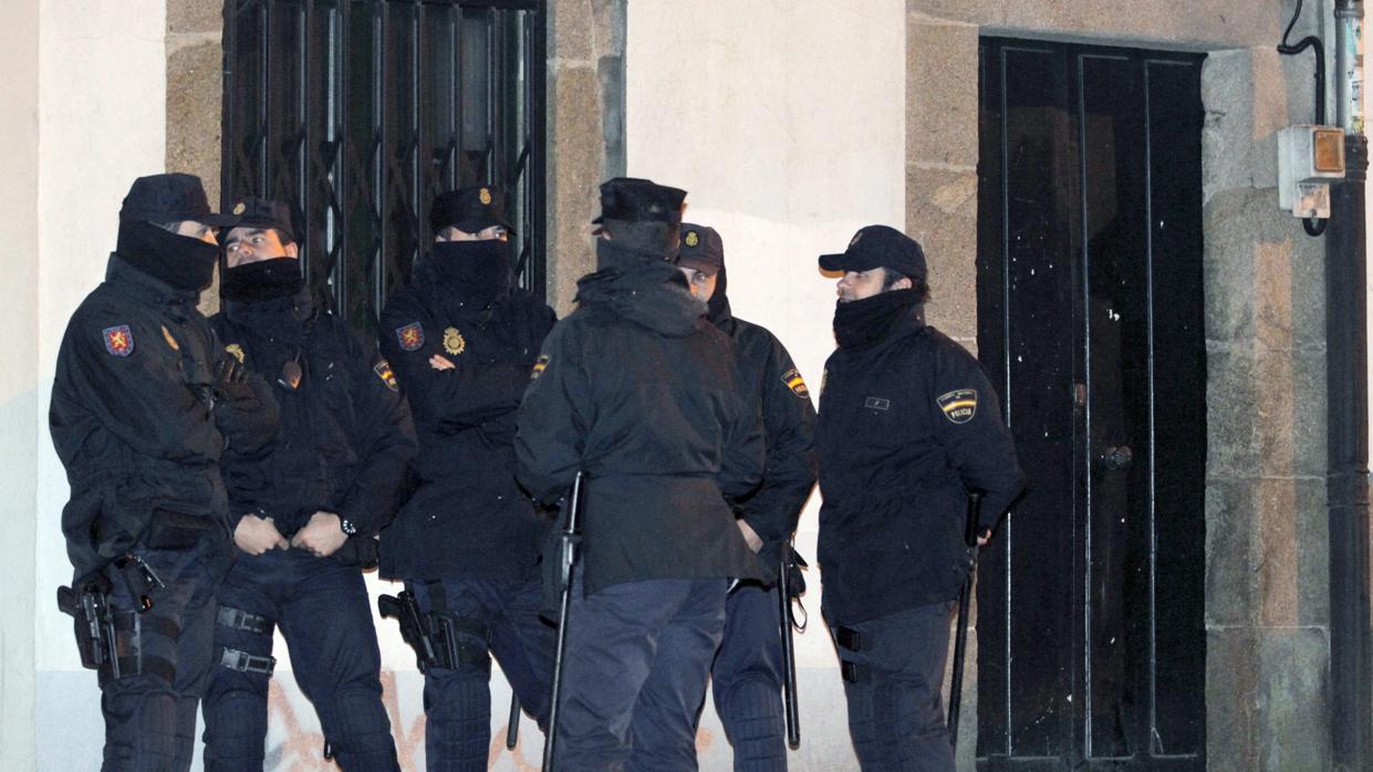 Equipo de agentes de la Policía nacional, en servicio nocturno