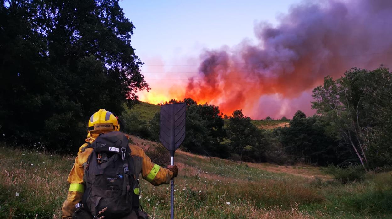 Controlado gracias a una tormenta de agua el incendio activo desde el lunes en el monte bajo de Balboa (León)